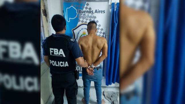 tiros, punaladas y milagro: un hombre ataco a su ex, la defendio su suegro y lo balearon