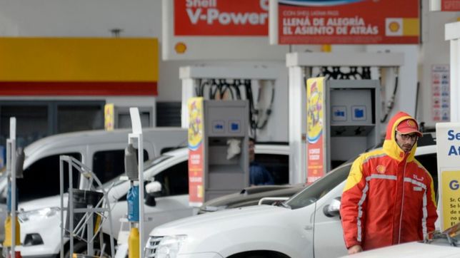 tras la escalada del dolar, las petroleras preven un nuevo aumento del combustible en mayo