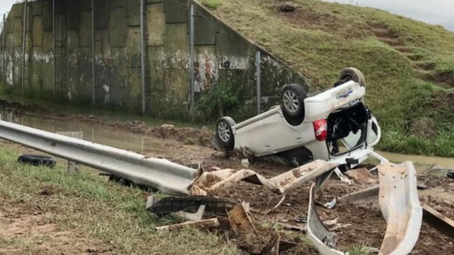 espectacular choque y vuelco de un auto en la autopista la plata-buenos aires