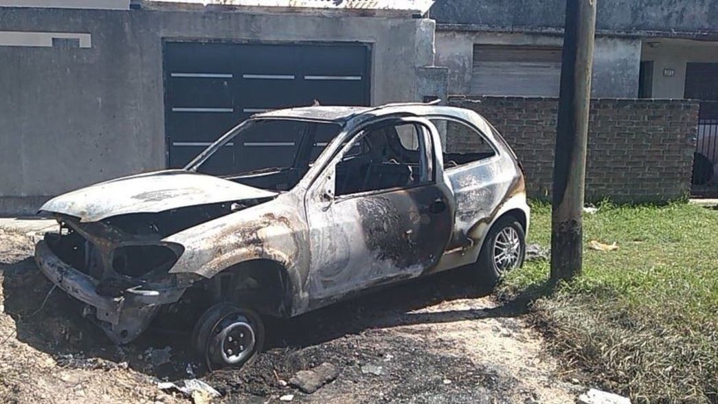 Intentaron entrar a robar a una casa de La Plata, no pudieron y le quemaron el auto a la dueña