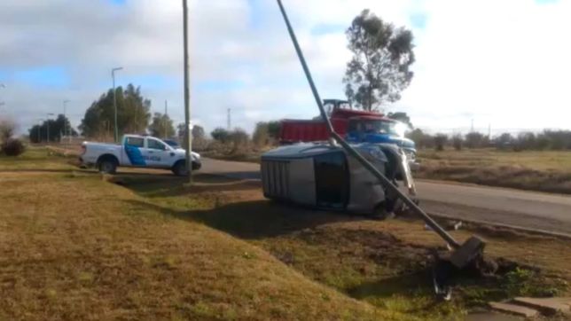 video: esquivo a un perro con su camioneta, volco y termino internada en la plata