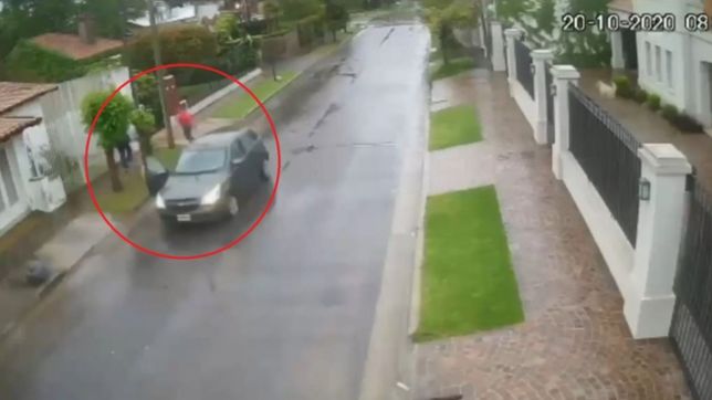 video: en auto y a plena luz del dia, asi asaltaron a un vecino de la plata