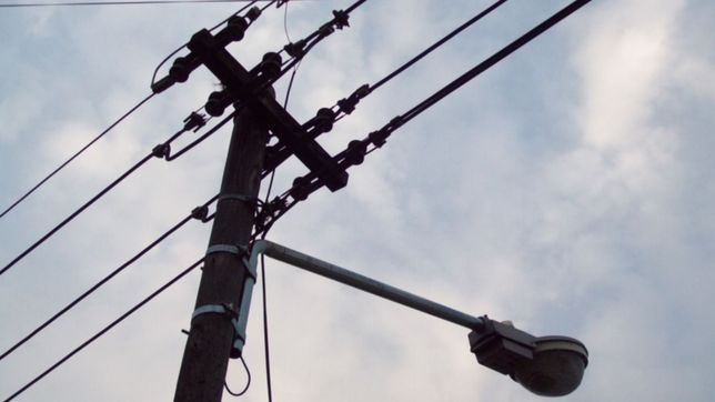 el robo de cables no cesa y atraparon a un joven subido a un poste en la plata