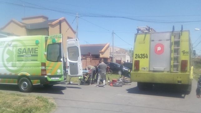 una moto choco con un camion, dos hombres terminaron en el piso y se salvaron de milagro