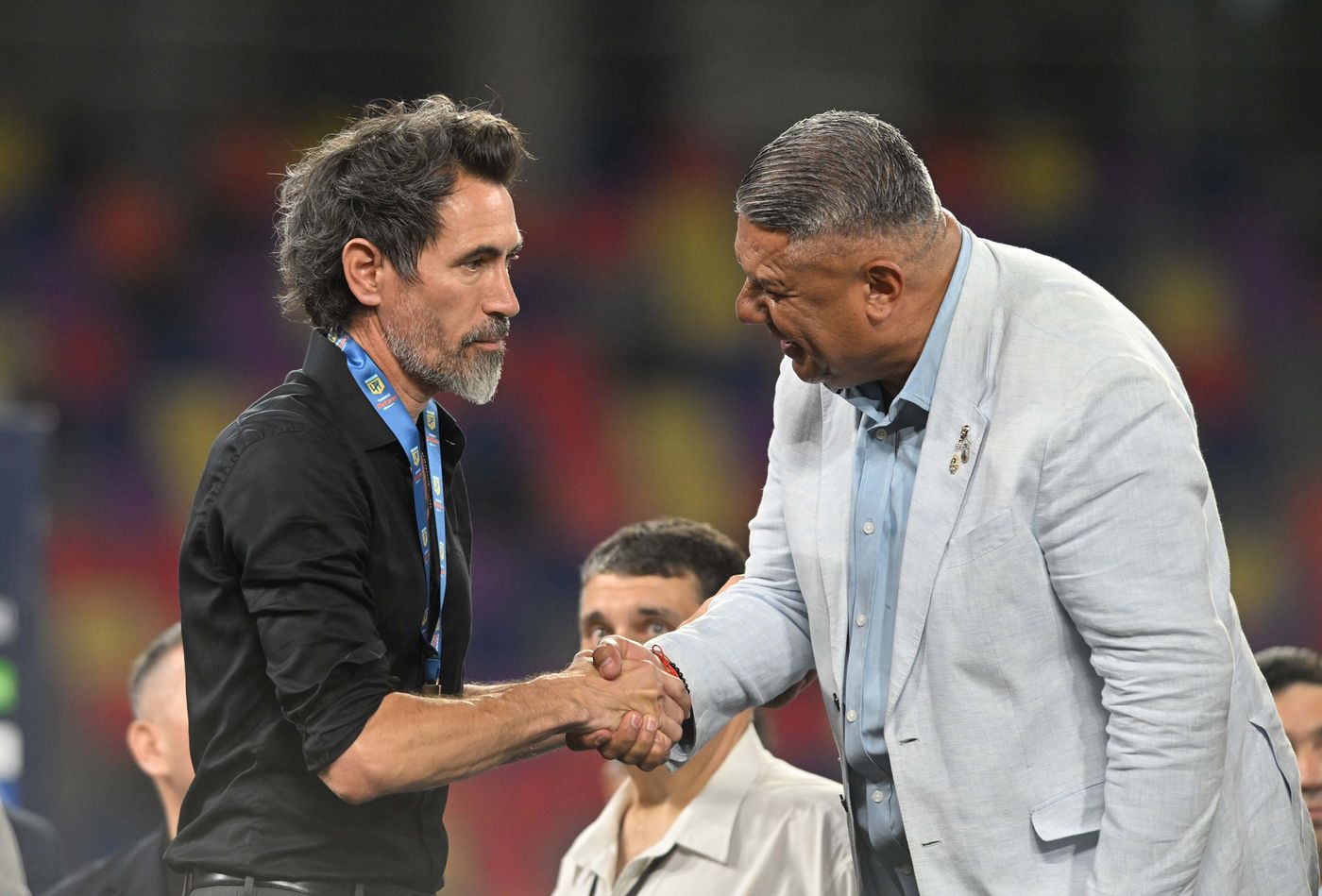 Eduardo Domínguez recibiendo la medalla de campeón