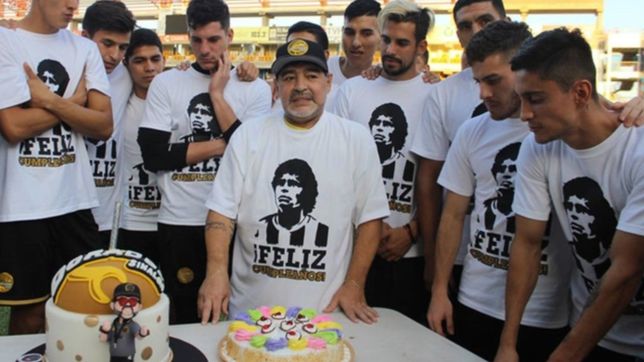 en el dia de su cumpleanos, maradona canto la cancion de un exjugador del lobo