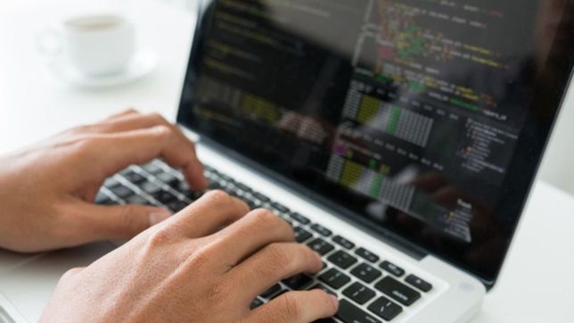 el 80% de los trabajadores de la industria de software cobran entre $80.000 y $250.000