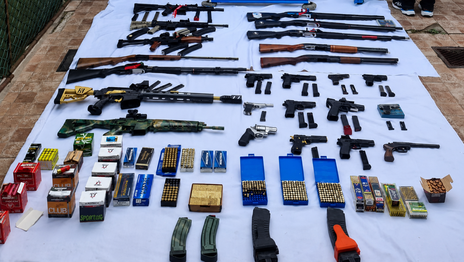 Un adolescente de La Plata se filmó armado en redes y hallaron un arsenal en su casa Un adolescente de La Plata se filmó armado en redes y hallaron un arsenal en su casa
