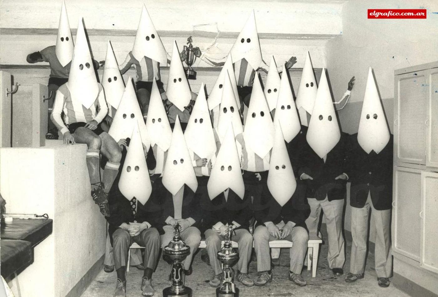 Septiembre de 1973. La “Selección Fantasma”, en el vestuario del Hernando Siles de La Paz, con las improvisadas caretas de cartulina que inspiraron la célebre foto conservada en el archivo de El Gráfico.