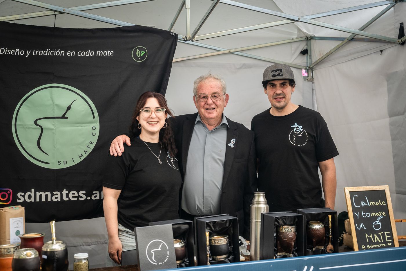 Alberto Plaza junto al stand de productores de yerba mate