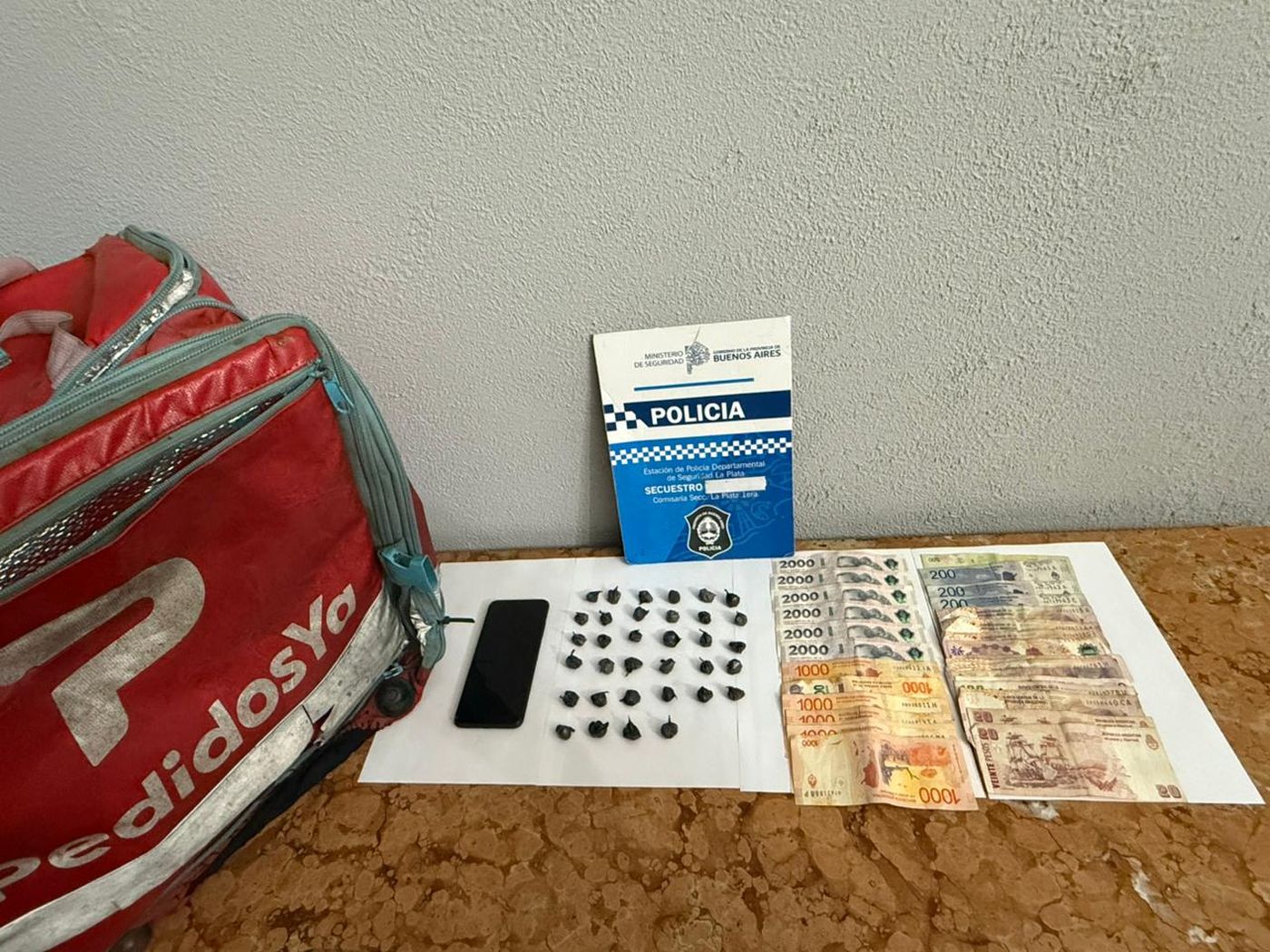Los elementos secuestrados tras la detención del falso repartidor de Pedidos Ya en La Plata.