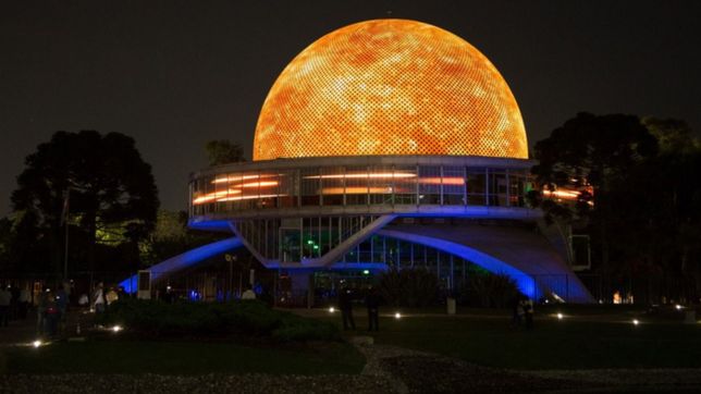 un plan unico para viajar a capital y vivir el eclipse de luna con musica en vivo