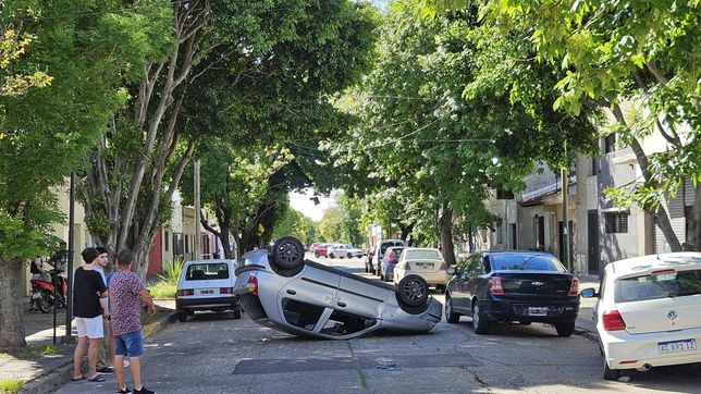 una nena de 7 anos termino internada tras un triple choque y vuelco en la loma