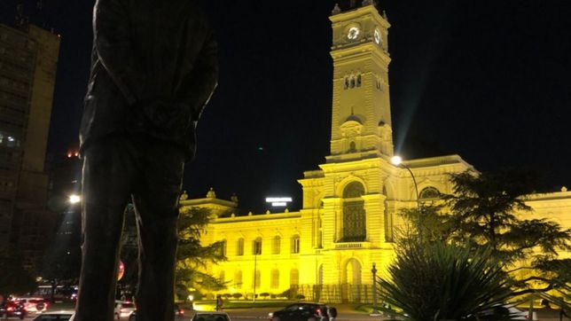 ¿por que la municipalidad de la plata se ilumino de amarillo?