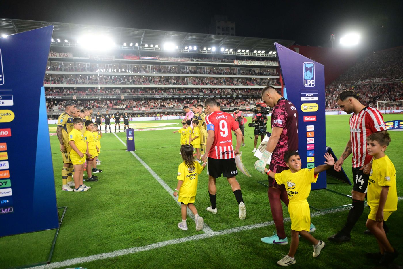 Estudiantes Boca pasillo