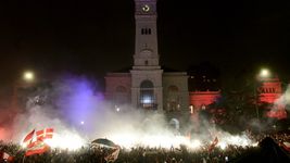 estudiantes armo el festejo en plaza moreno con el plantel, dominguez y veron hasta la madrugada