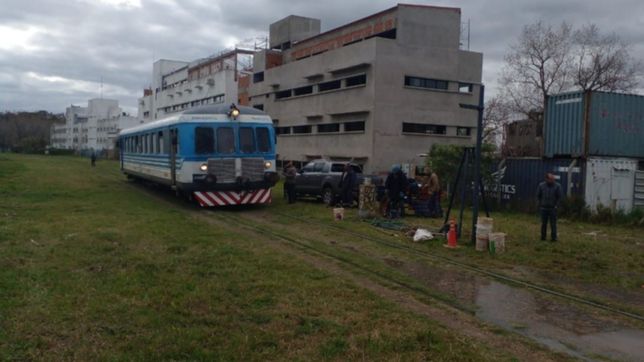 se rompio un cano cerca de la vias del tren universitario y falto agua en algunos barrios