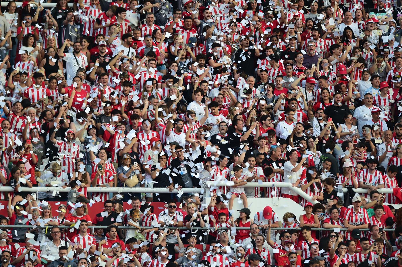 Estudiantes Independiente Rivadavia Hinchada 3.jpg