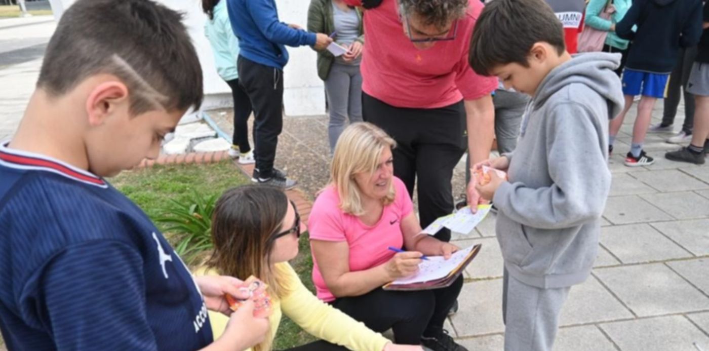Intercambio de figuritas del mundial en Plaza Malvinas álbum
