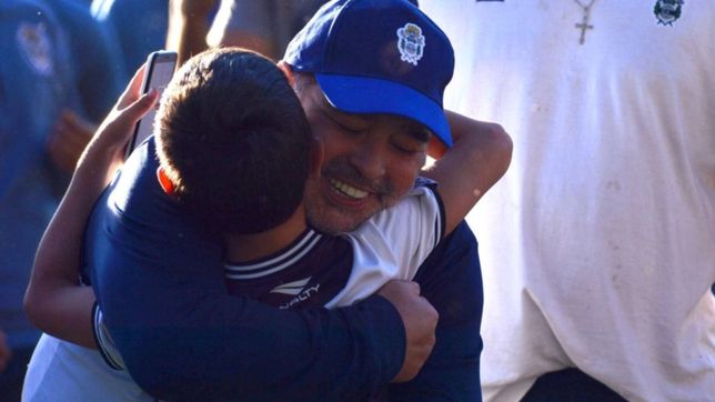 volvio d10s a gimnasia y asi lo recibieron los fanaticos triperos en estancia chica