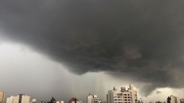 videos: el cielo se puso negro y la tormenta se desato sobre la plata