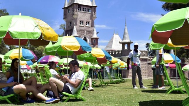 playa seca, sombrillas y aspersores: asi se prepara la repu para el verano en la plata
