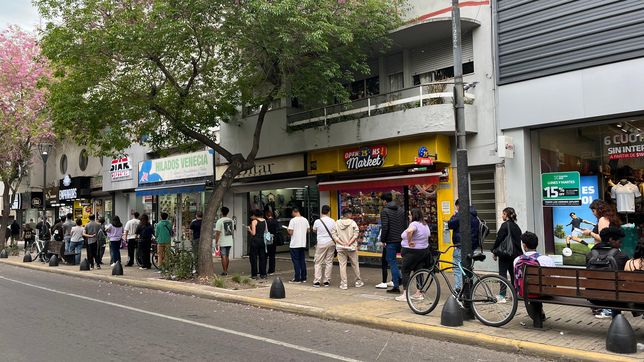 un reconocido comercio de calle 12 lanzo una oferta laboral y hubo mas de dos cuadras de cola para conseguir puestos
