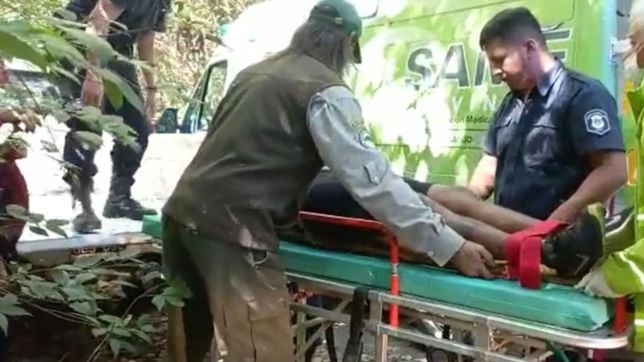 asi fue el dramatico rescate de un ciclista que cayo a una tosquera en parque pereyra
