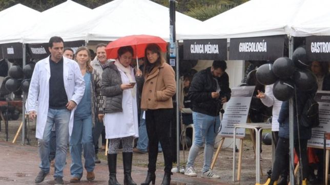 ioma, asi no va mas, el reclamo de los medicos llego con carpas a plaza san martin