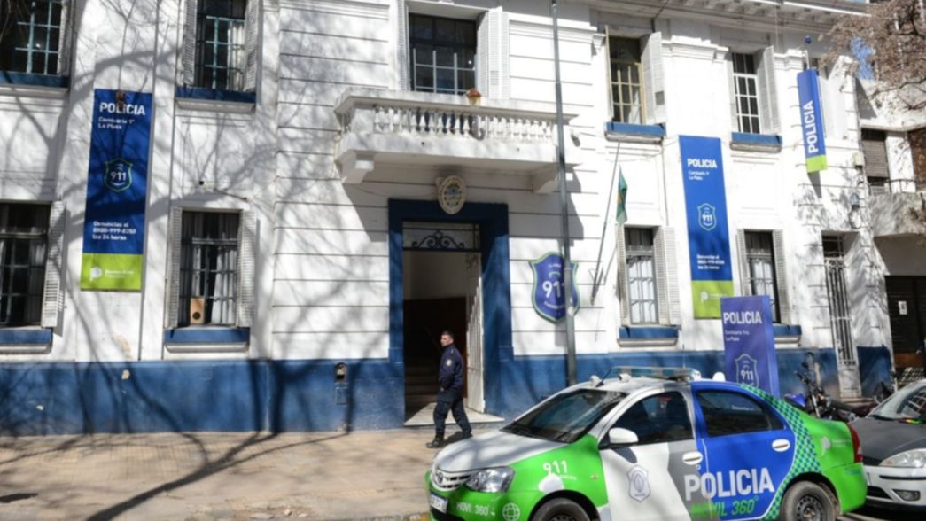 Una mujer entró con un arma a una comisaría de La Plata y quiso liberar a su novio
