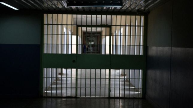 una carcel de la plata se quedo sin luz, los presos reclamaron y hubo disparos