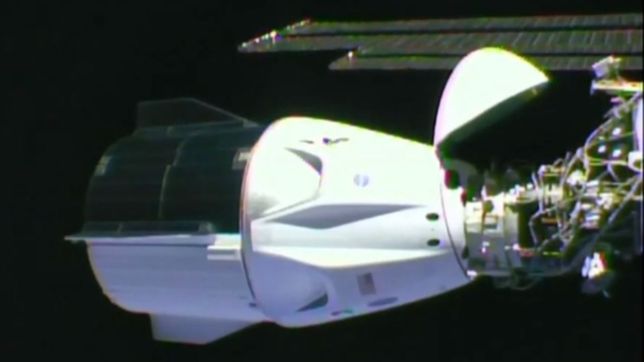 video: la nave crew dragon se acoplo con exito a la estacion espacial internacional