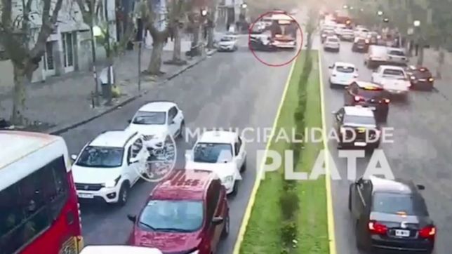 video: un auto choco a un micro frente al nacional y varios pasajeros resultaron heridos