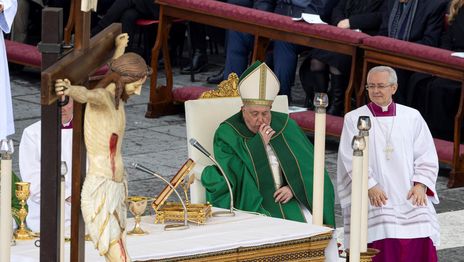 El Vaticano informó que el papa Francisco tiene un cuadro clínico complejo