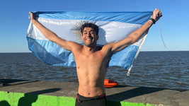un guardavidas de berisso completo el cruce a nado del rio de la plata desde uruguay a punta lara