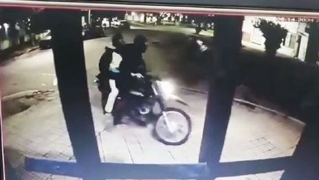 Cuatro motochorros atacaron violentamente a un joven para robarle el celular