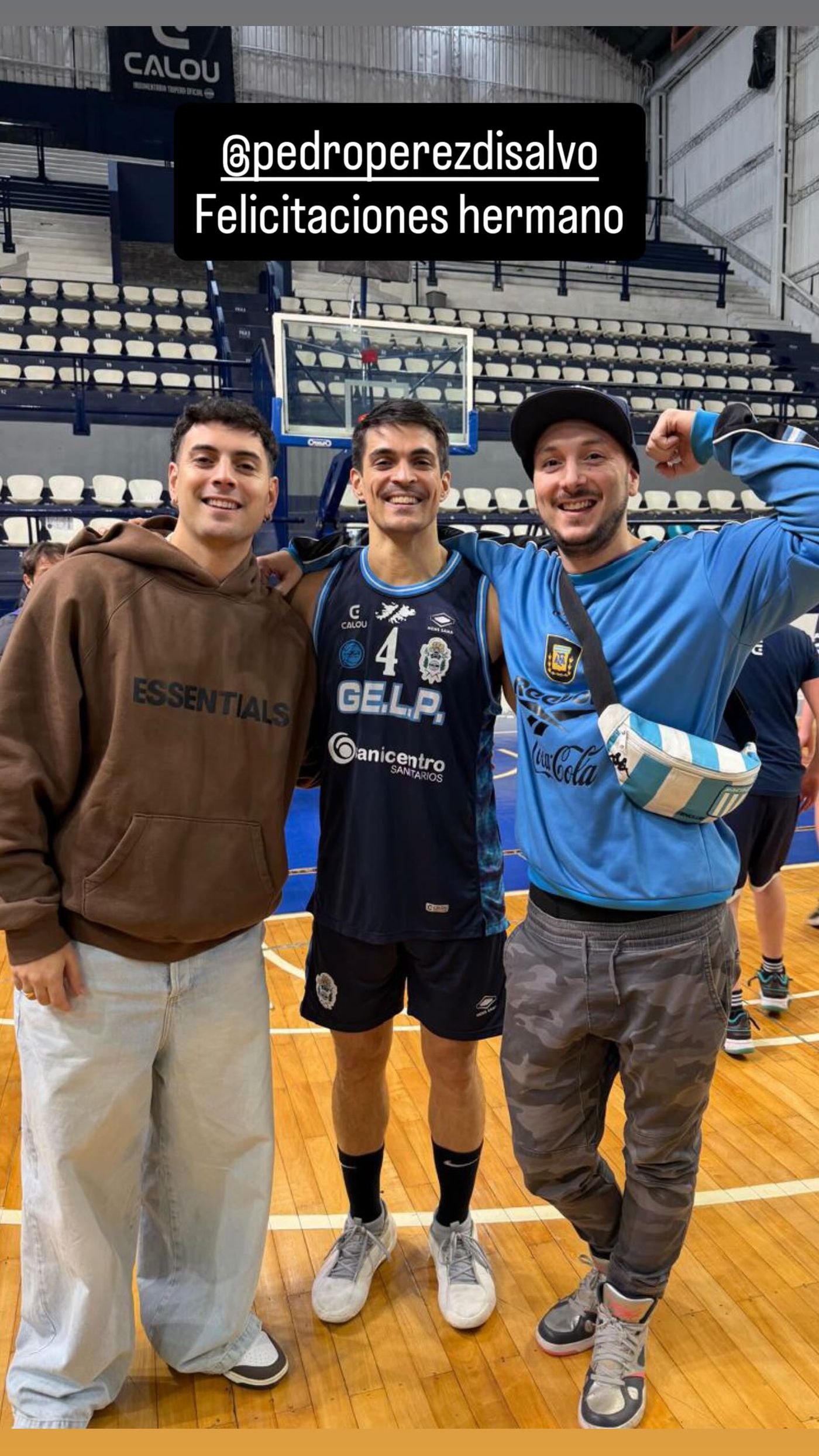 Coscu presente acompañando a su hermano en la victoria de Gimnasia.