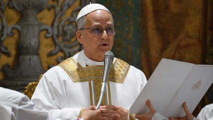 León XIV recordó a Francisco en su primera homilía: Nos sentimos como ovejas que no tienen pastor