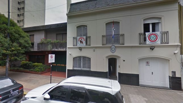 una empleada del consulado de paraguay denuncio que fue abusada por un funcionario