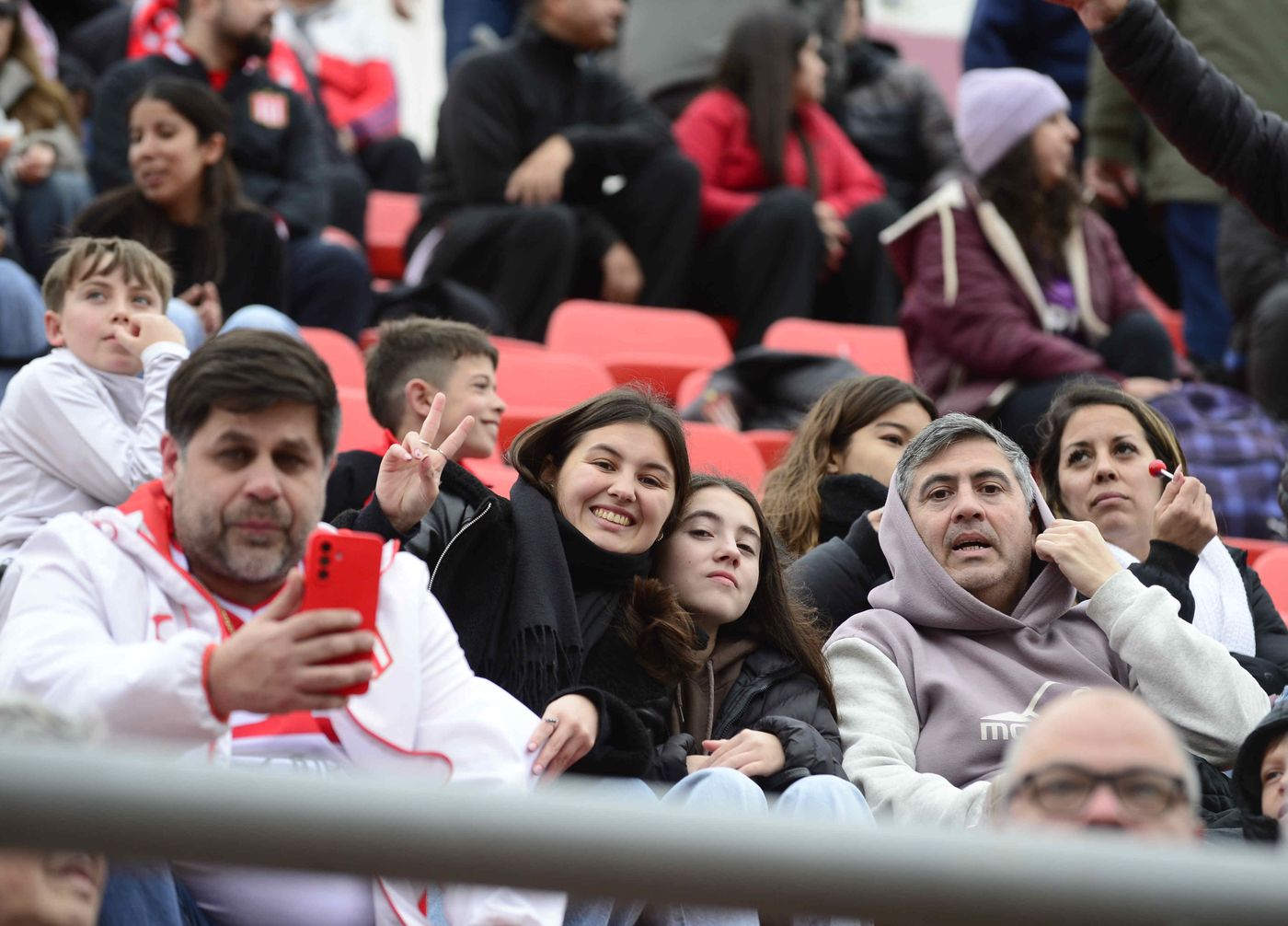 Hinchas Estudiantes UNO Clásico