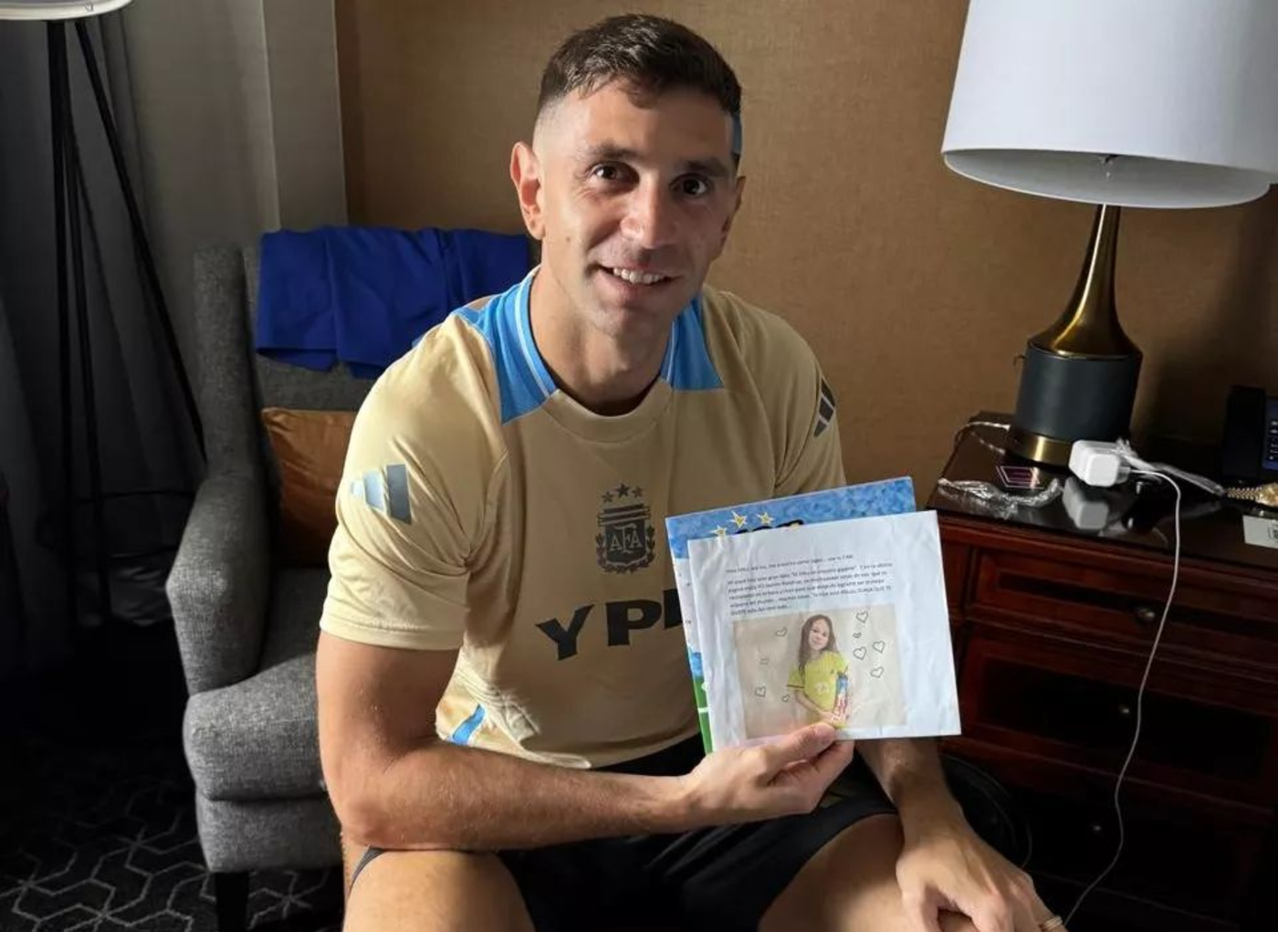 Dibu Martínez con su cuento.png