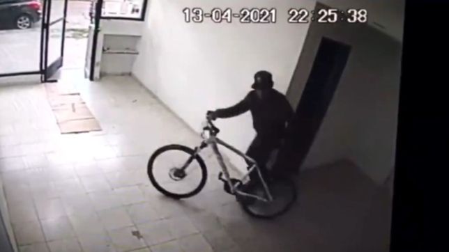 video: ladrones quedaron filmados tras robar dos veces en el mismo edificio de la plata