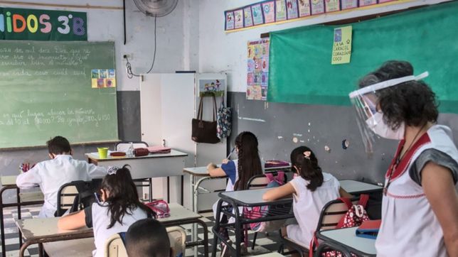 fecha, medidores de dioxido de carbono y testeos: como seria la vuelta a clase en la plata