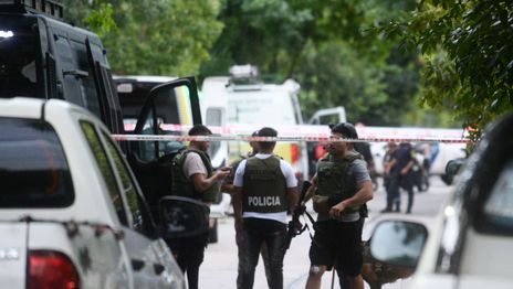 Una mujer se atrincheró en su casa, estaría armada y el Grupo Halcón intenta calmarla
