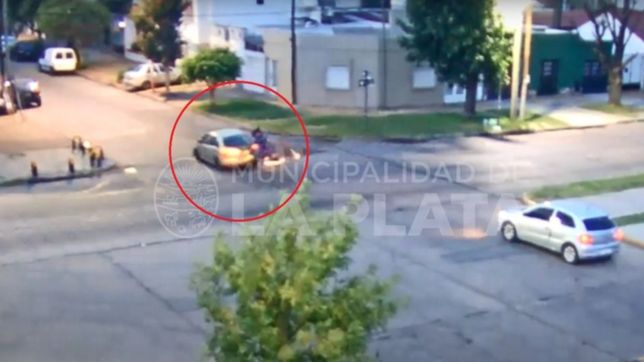 video: un motociclista termino en el hospital tras un impactante accidente en la plata