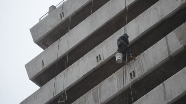 ya empezaron los trabajos para pintar el edificio de 7 y 50: asi se ve con el hidrolavado
