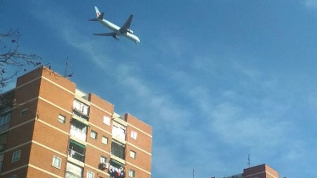 tension en el aire: un avion con 130 pasajeros aterrizo con el tren de aterrizaje danado