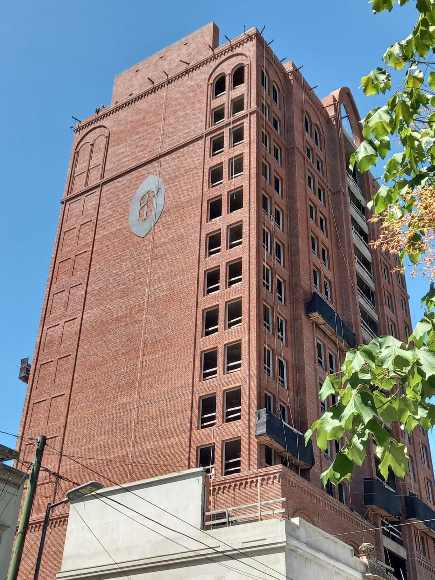 La imponente vista de la torre del hotel Hilton de La Plata