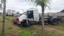 una mujer murio en un brutal choque entre una camioneta y un camion en abasto una mujer murio en un brutal choque entre una camioneta y un camion en abasto