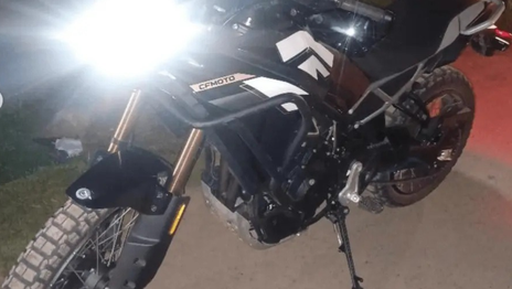 Rastrearon por GPS una moto robada y la encontraron en la megatoma de Los Hornos